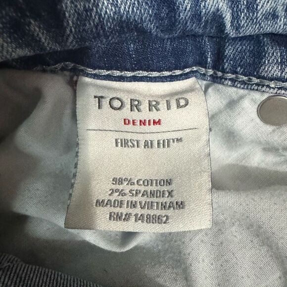 Torrid Women's 16 Boyfriend Jeans Acid Wash Distressed Denim Frayed Thrashed - Picture 8 of 8